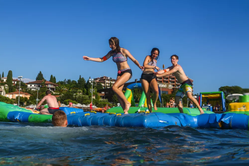 Kje bomo Slovenci letos dopustovali in kakšne so cene?