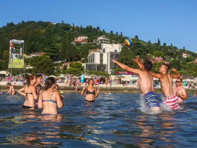 Kje bomo Slovenci letos dopustovali in kakšne so cene?