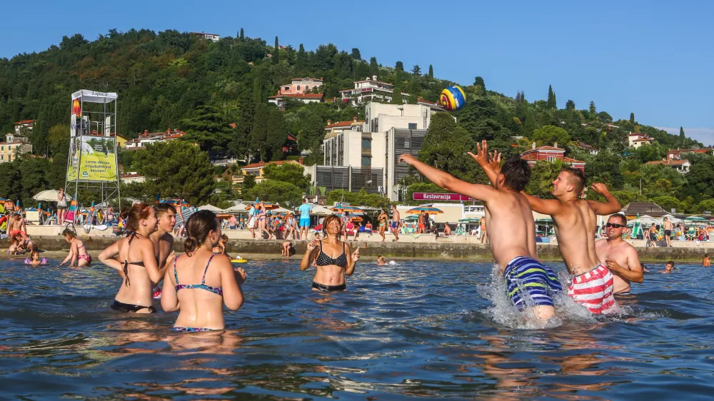 Kje bomo Slovenci letos dopustovali in kakšne so cene?