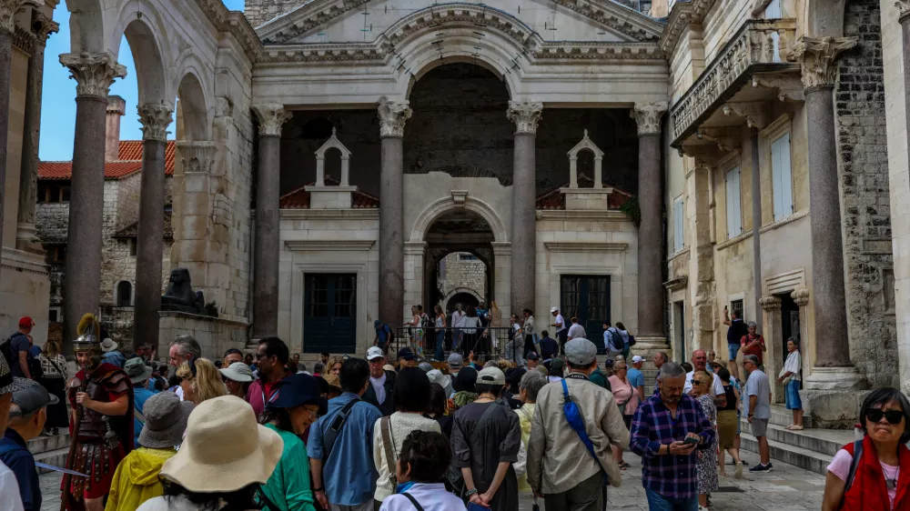 - Trg pred Dioklecijanovo palačo v Splitu.- Turizem, turisti, množični turizem,- Hrvaška,- 27.05.2025. - Reportaža o Jadranski magistrali ob 60. obletnici izgradnje in 70. obletnici začetka gradnje.- Jadranska magistrala, cesta, hrvaška obala.OPOMBA: ZA OBJAVO V OBJEKTIVU!//FOTO: Bojan Velikonja