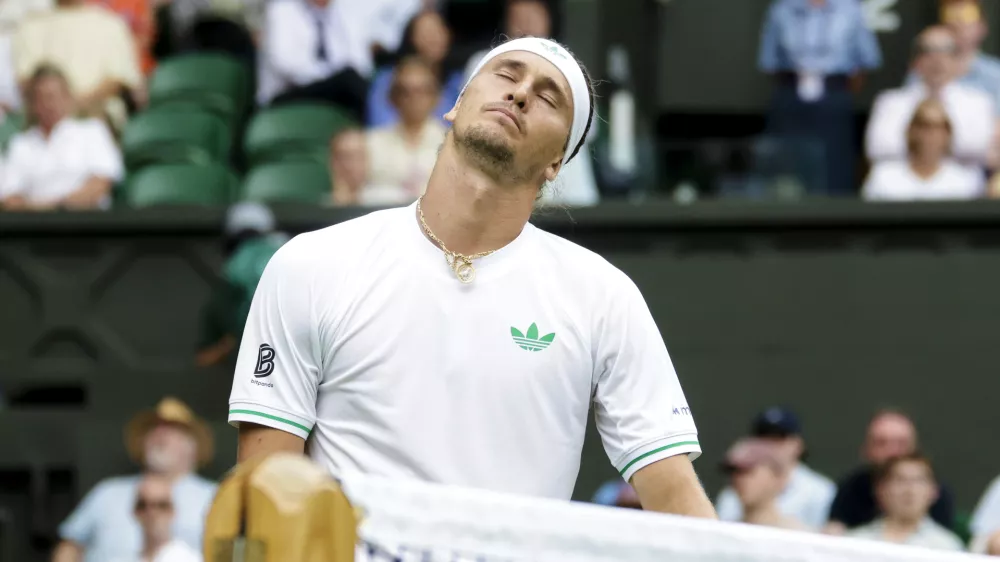 01 July 2025, United Kingdom, London: German tennis player Alexander Zverev reacts during his Men's Singles first round match against France's Arthur Rinderknech on day two of the 2025 Wimbledon Championships at the All England Lawn Tennis and Croquet Club. Photo: Frank Molter/dpa