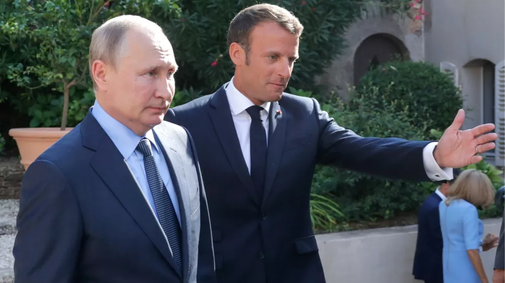 FILED - 19 August 2019, France, Var: French President Emmanuel Macron (R) receives Russian President Vladimir Putin at the Fort de Bregancon. Photo: -/Kremlin/dpa - ATTENTION: editorial use only and only if the credit mentioned above is referenced in full