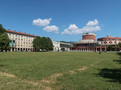 Nevidno sijoče mesto, Nova Gorica, travnik pred mestno občino / Foto: Nataša Bucik Ozebek