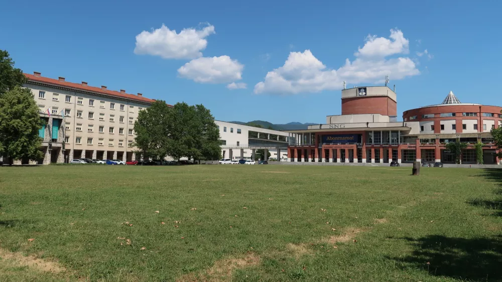 Nevidno sijoče mesto, Nova Gorica, travnik pred mestno občino / Foto: Nataša Bucik Ozebek
