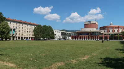 Nevidno sijoče mesto, Nova Gorica, travnik pred mestno občino / Foto: Nataša Bucik Ozebek