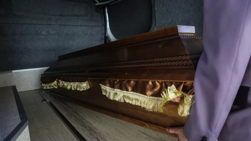 ﻿- pogrebne storitve - prevoz pokojnikov - krsta- pokopališke in pogrebne dejavnosti - upravljanje in urejanje pokopališč -  //FOTO: Luka CjuhaOPOMBA: DNEVNIKOV OBJEKTIV - REPORTAŽA 2016.