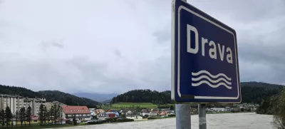 Vuzenica, ob reki Dravi.V Vuzenici so sprozili opozorilno sireno zaradi narascanja reke Drave.Narasla reka Drava.