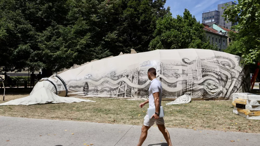 Ana Desetnica, kit Miklošičev park