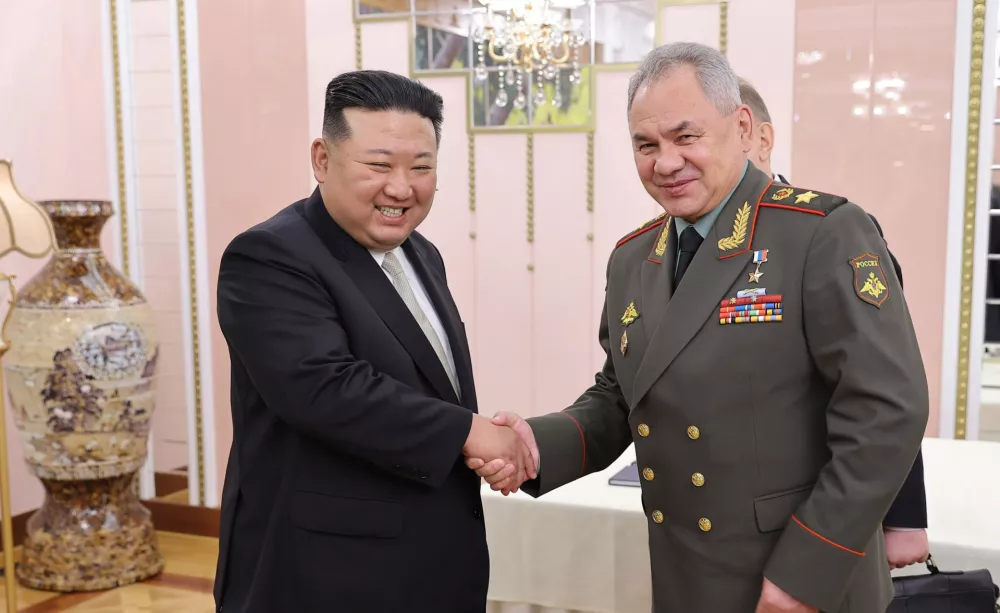HANDOUT - 26 July 2023, North Korea, Pyongyang: A photo released by the North Korean state news agency (KCNA) on 27 July 2023 shows North Korean leader Kim Jong-un (L) meeting with Russian Defence Minister Sergey Shoigu at the headquarters of the Central Committee of the Workers' Party in Pyongyang. Photo: -/KCNA/KNS/dpa - ACHTUNG: Nur zur redaktionellen Verwendung und nur mit vollständiger Nennung des vorstehenden Credits