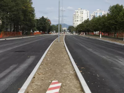 Gradbišče Linhartova19.08.2024 - gradbišče - do predvidoma 2. septembra bo v sklopu celovite rekonstrukcije Linhartove ceste v Ljubljani poleg že obstoječe popolne zapore te mestne prometnice med križiščema z Vojkovo in Železno cestoFOTO: Luka Cjuha