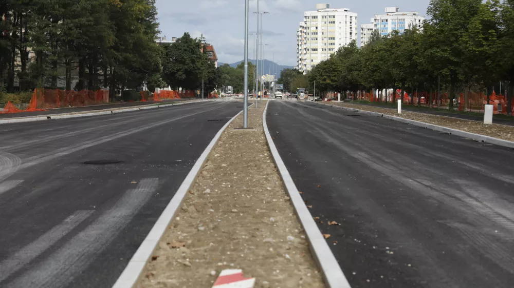 Gradbišče Linhartova19.08.2024 - gradbišče - do predvidoma 2. septembra bo v sklopu celovite rekonstrukcije Linhartove ceste v Ljubljani poleg že obstoječe popolne zapore te mestne prometnice med križiščema z Vojkovo in Železno cestoFOTO: Luka Cjuha