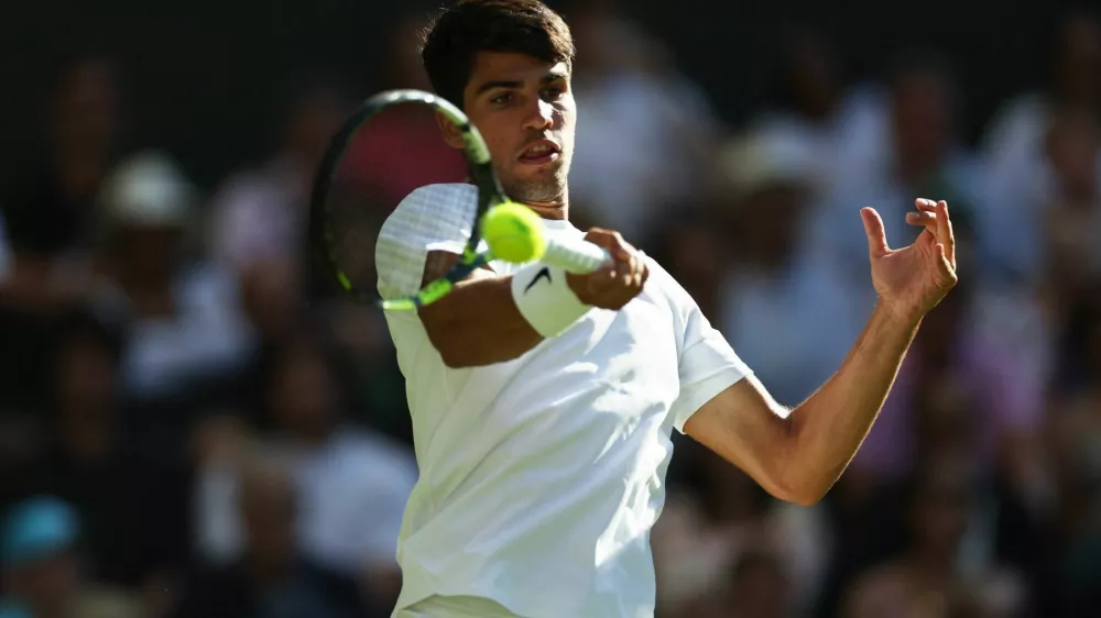 Tennis - Wimbledon - All England Lawn Tennis and Croquet Club, London, Britain - July 2, 2025 Spain's Carlos Alcaraz in action during his second round match against Britain's Oliver Tarvet REUTERS/Isabel Infantes