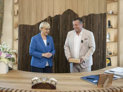 Joc Pečečnik predsednici republike NAtaši Pirc Musar predal "v začasno uporabo" unikatno leseno mizo 