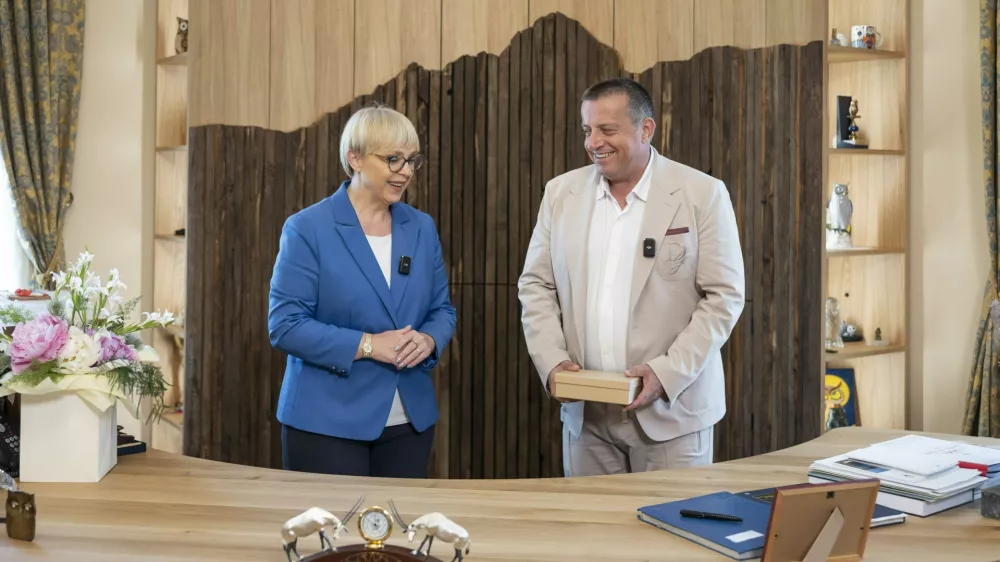 Joc Pečečnik predsednici republike NAtaši Pirc Musar predal "v začasno uporabo" unikatno leseno mizo 