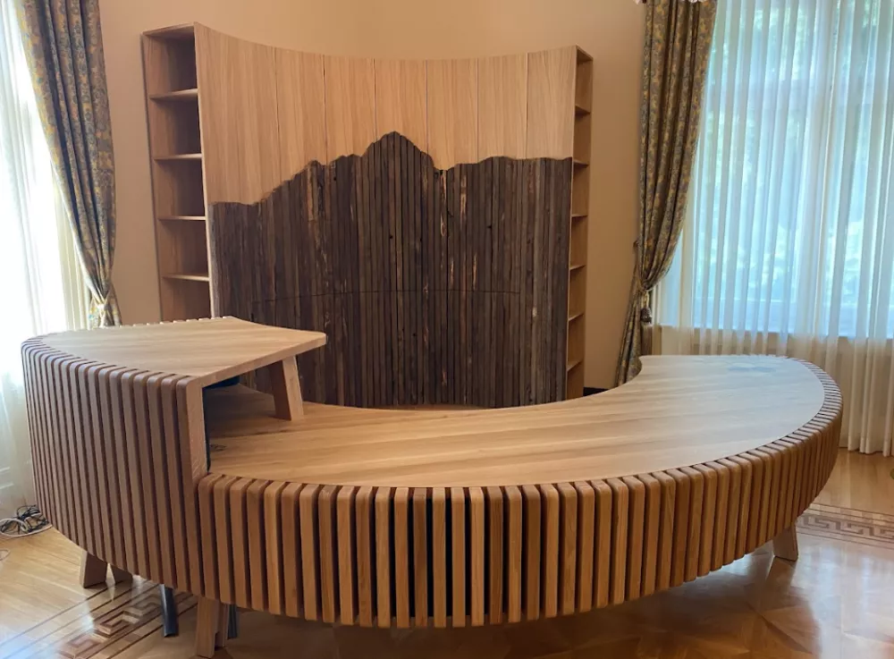 Lesena miza, ki jo je predsednici republike Nataši Pirc Musar v "začasno uporabo" predal Joc Pečečnik