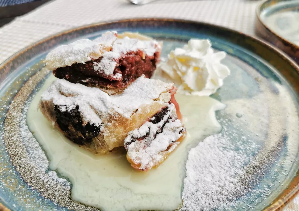 Višnjev zavitek na vaniljevi kremi / Foto: Miha First