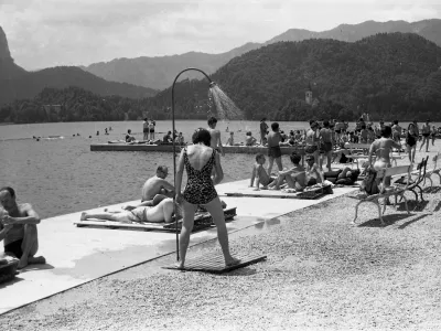 Tudi na Bledu je bilo vselej živahno. / Foto: Marjan Ciglič, hrani Muzej novejše in sodobne zgodovine Slovenije