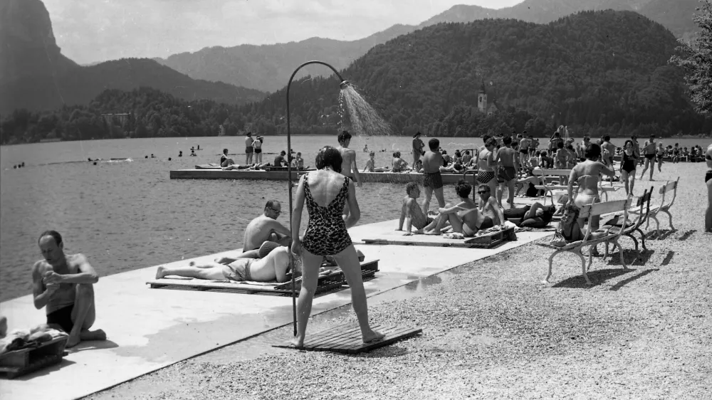 Tudi na Bledu je bilo vselej živahno. / Foto: Marjan Ciglič, hrani Muzej novejše in sodobne zgodovine Slovenije