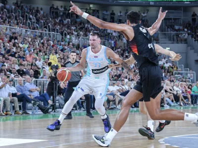 Luka Dončić je že na prvi pripravljalni tekmi v Stožicah navdušil z nekaj potezami, pa tudi s svojo novo podobo. / Foto: Jaka Gasar