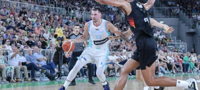 Luka Dončić je že na prvi pripravljalni tekmi v Stožicah navdušil z nekaj potezami, pa tudi s svojo novo podobo. / Foto: Jaka Gasar