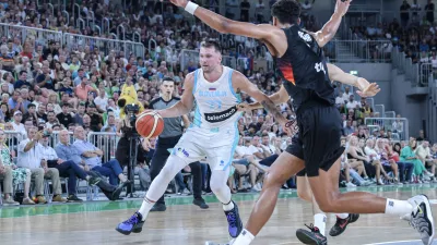 Luka Dončić je že na prvi pripravljalni tekmi v Stožicah navdušil z nekaj potezami, pa tudi s svojo novo podobo. / Foto: Jaka Gasar
