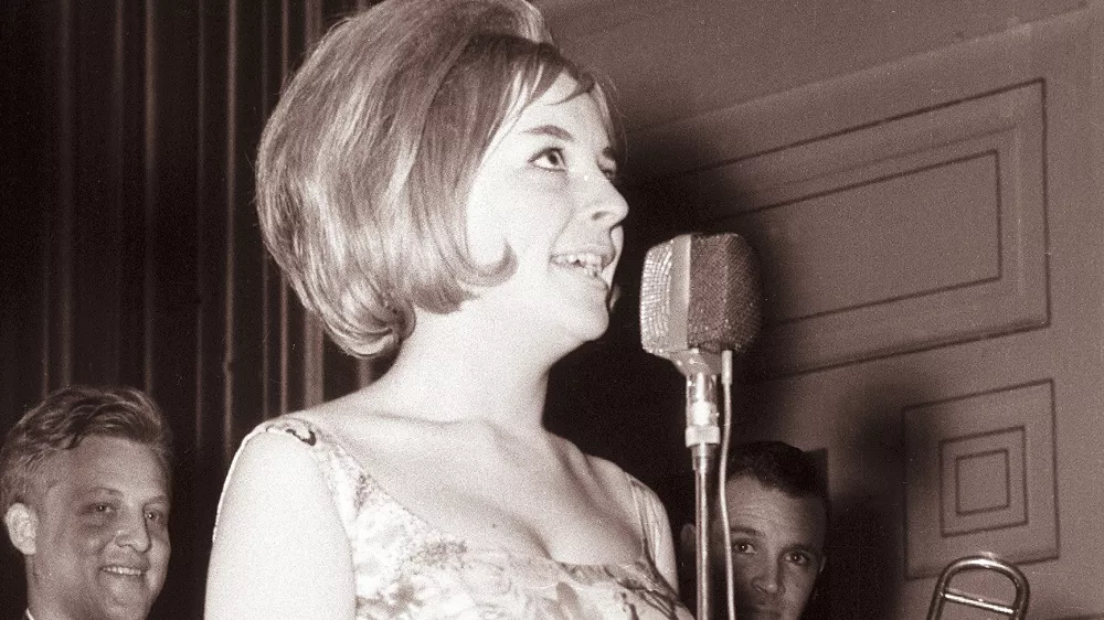 14. januar 1961, MariborPartizanska cesta v Mariboru v soboto zvečer. Kača ljudi se že pred 20. uro vije proti vhodnim vratom kina. Imate / Foto: Jože Gal/ Wikipedia 