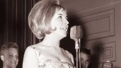 14. januar 1961, MariborPartizanska cesta v Mariboru v soboto zvečer. Kača ljudi se že pred 20. uro vije proti vhodnim vratom kina. Imate / Foto: Jože Gal/ Wikipedia 