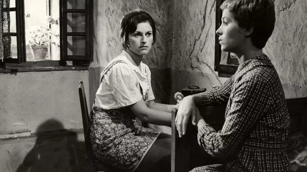 Povest o dobrih ljudeh. Majda Grbac in Olga Kacjan. / Foto: zbirka Slovenske Kinoteke