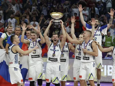 ﻿Slovenia's Goran Dragic, center, lifts the trophy after defeating Serbia in the Eurobasket European Basketball Championship final match in Istanbul, Sunday, Sept. 17. 2017. (AP Photo/Thanassis Stavrakis) / Foto: Thanassis Stavrakis