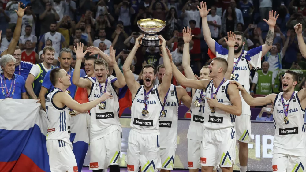 ﻿Slovenia's Goran Dragic, center, lifts the trophy after defeating Serbia in the Eurobasket European Basketball Championship final match in Istanbul, Sunday, Sept. 17. 2017. (AP Photo/Thanassis Stavrakis) / Foto: Thanassis Stavrakis