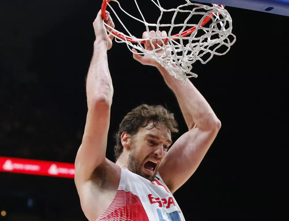 ﻿Spain's Pau Gasol, celebrates after dunking the winning basket during the EuroBasket European Basketball Championship semifinal match, between France and Spain, at Pierre Mauroy stadium in Lille, northern France, Thursday, Sept. 17, 2015. Spain won 80-75. (AP Photo/Michel Euler) / Foto: Michel Euler