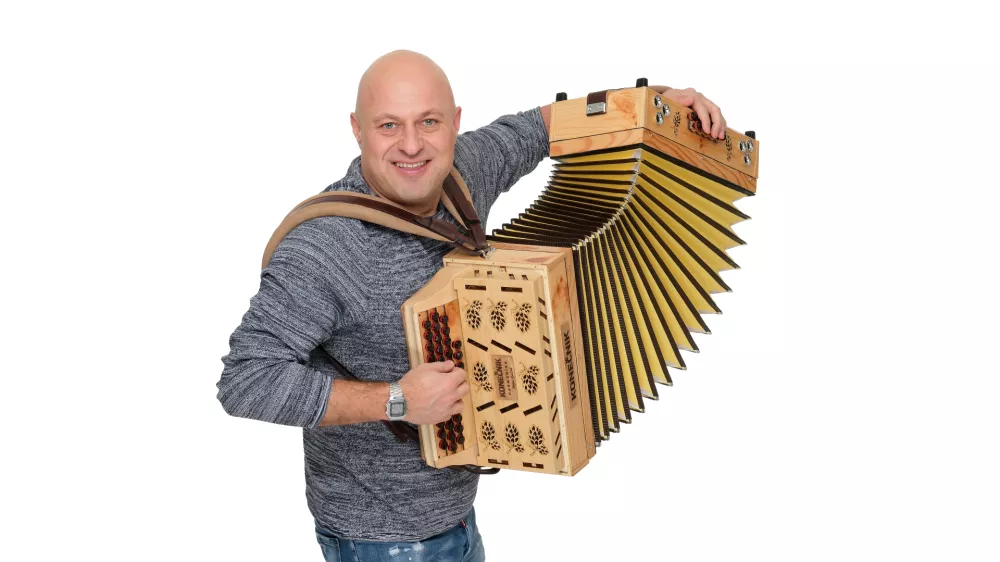 Boštjan Konečnik naredil največjo in najmanjšo frajtonarico na svetu