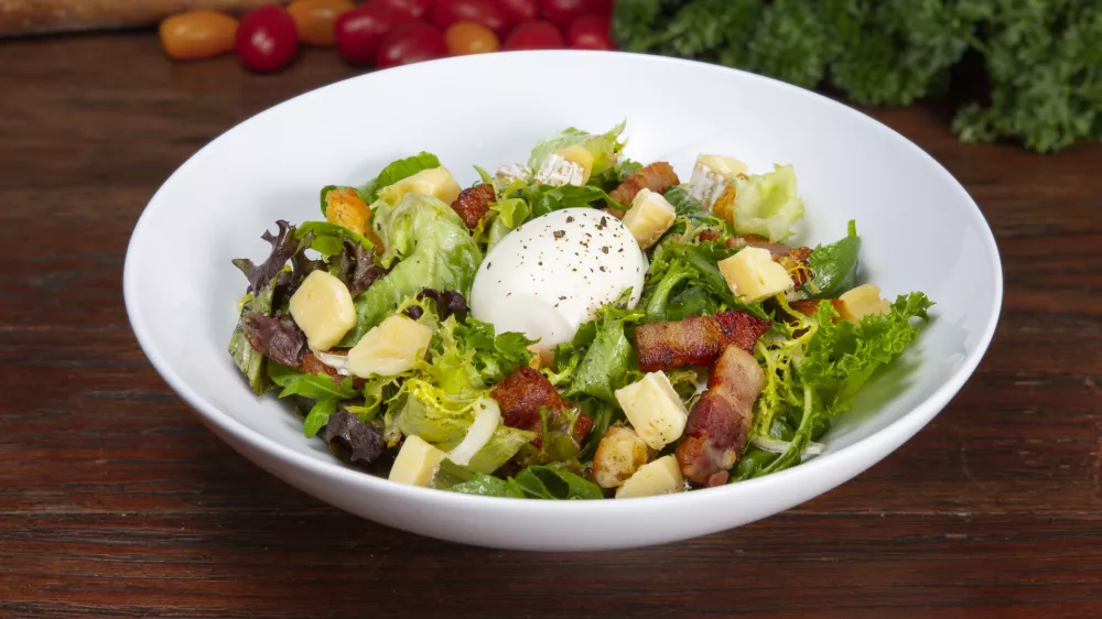 Lyonnaise Salad with greens and egg served in dish isolated on table top view of arabian food / Foto: Waqar Hussain