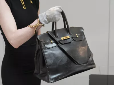 Prvo, originalno torbico znamke Hermès Birkin so prodali za rekordnih 8,6 milijona evrov. / Foto: AP