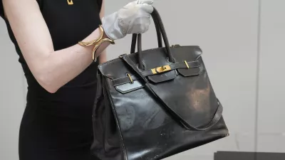 Prvo, originalno torbico znamke Hermès Birkin so prodali za rekordnih 8,6 milijona evrov. / Foto: AP