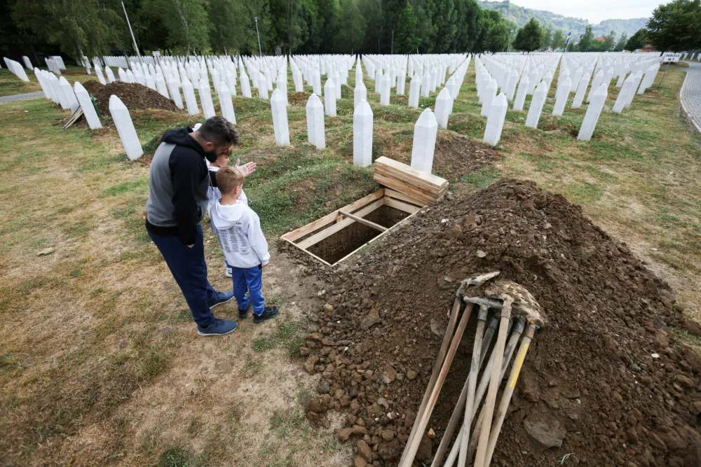 Spomin na Srebrenico je še živ. / Foto: Reuters