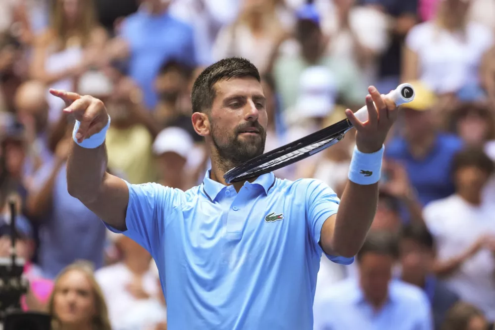 Novak Djokovic, of Serbia, pretends to play the violin after defeating Zachary Svajda, of the United States, during the second round of the U.S. Open tennis championships, Wednesday, Aug. 27, 2025, in New York. (AP Photo/Kirsty Wigglesworth) / Foto: Kirsty Wigglesworth
