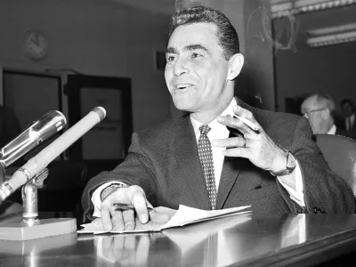 Rod Serling, Hollywood producer, appears as the lead-off witness in Washington in a new series of hearings by the Federal Communications Commission, Jan. 5, 1960. The FCC is inquiring into deceptive practices in the broadcasting industry. (AP Photo/John Rous) / Foto: John Rous