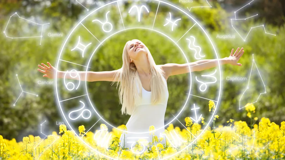Smiling Relaxed Young Woman Amid With Flowers In Field / Foto: Andreypopov