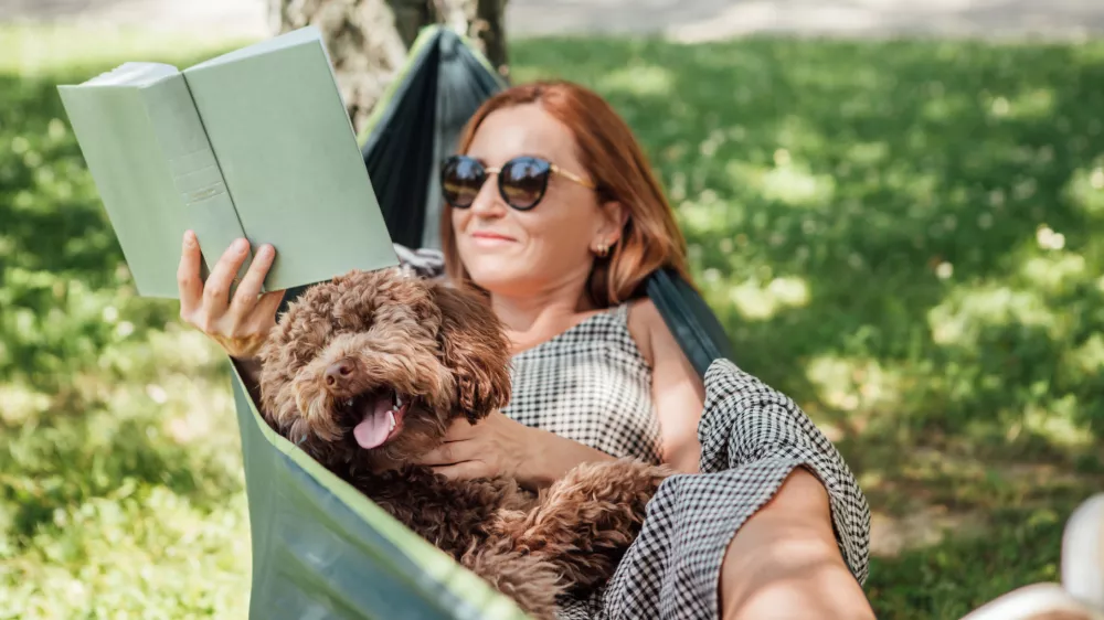 Čas za sprostitev in tudi zabavne kvize. / Foto: Istock