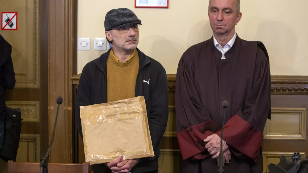 ﻿Michel Stephan, libanonskemu kemiku je sodišče prisodilo sedem let in 10 mesecev zaporne kazni, za kaznivo dejanje nedovoljenega prometa z orožjem pa štiri mesece. Enotna kazen je osem let zapora.Stephanov odvetnik Gorazd Fišer- 14.05.2019 – izrek sodbe - sojenje Michelu Stephanu, ker naj bi prebeglega nekdanjega pripadnika iraške policije Alija Hamzaha Rashida napeljeval k umoru dr. Janeza Plavca s Kemijskega inštituta in mu za umor ponujal 25.000 evrov. //FOTO: Matjaž Rušt