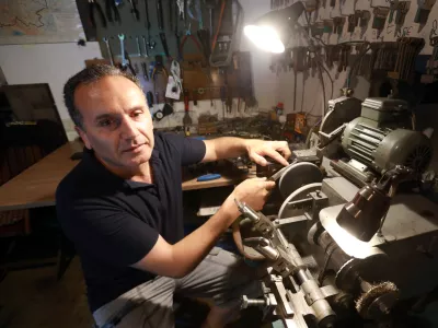 Armenec, ki popravlja kolesa in brusi nože: »V Ljubljani mi je zelo všeč, mirna je«