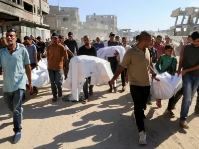 Mourners carry the bodies of Palestinians, who, according to Gaza's health ministry, were killed in an overnight Israeli strike on a tent, outside Nasser Hospital in Khan Younis, southern Gaza Strip, July 3, 2025. REUTERS/Hatem Khaled   TPX IMAGES OF THE DAY