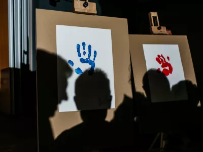 ﻿simbolična fotografija, šolstvo, otroci, risba, odtis roke predsednika vlade in ministrice za šolstvo, sence- 28.03.2017 - OŠ Brezovica pri Ljubljani - projekt SKUPAJ SMO VEČJI - otroci in šolarji ustvarjali risbe in slike z namenom sestaviti največjo sestavljeno risbo na svetu za guinnessovo knjigo rekordov.    //FOTO: Bojan Velikonja / Foto: Bojan Velikonja