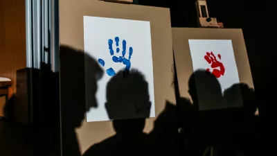 ﻿simbolična fotografija, šolstvo, otroci, risba, odtis roke predsednika vlade in ministrice za šolstvo, sence- 28.03.2017 - OŠ Brezovica pri Ljubljani - projekt SKUPAJ SMO VEČJI - otroci in šolarji ustvarjali risbe in slike z namenom sestaviti največjo sestavljeno risbo na svetu za guinnessovo knjigo rekordov.    //FOTO: Bojan Velikonja / Foto: Bojan Velikonja