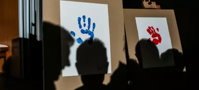 ﻿simbolična fotografija, šolstvo, otroci, risba, odtis roke predsednika vlade in ministrice za šolstvo, sence- 28.03.2017 - OŠ Brezovica pri Ljubljani - projekt SKUPAJ SMO VEČJI - otroci in šolarji ustvarjali risbe in slike z namenom sestaviti največjo sestavljeno risbo na svetu za guinnessovo knjigo rekordov.    //FOTO: Bojan Velikonja / Foto: Bojan Velikonja