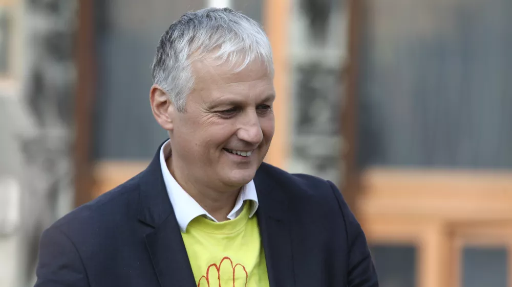 vodja koalicije Za otroke gre Aleš Primc - 11.10.2022 - izjava za medije Aleša Primca in Metke Zevnik iz koalicije Za otroke gre! pred predajo podpisov pobude za razpis naknadnega zakonodajnega družinskega referenduma za zaščito otrok in družin o spremembah družinskega zakonika v DZ //FOTO: Luka Cjuha