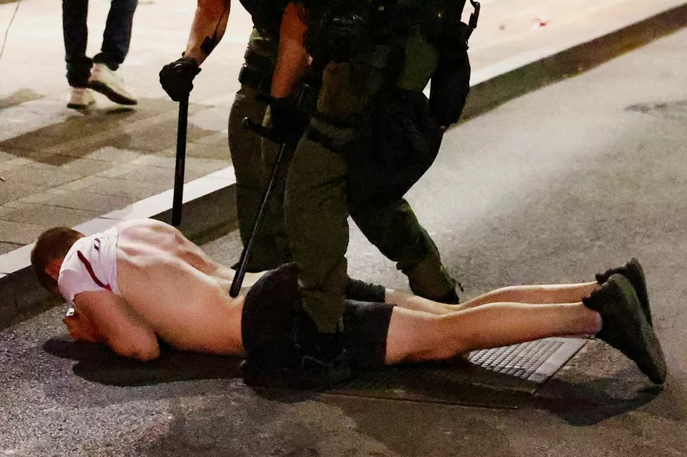 Law enforcement officers detain a protester during an anti-government protest by Serbian students and other demonstrators, demanding snap elections, in Belgrade, Serbia, June 28, 2025. REUTERS/Zorana Jevtic   TPX IMAGES OF THE DAY