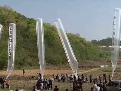 Severnokorejci spuščajo balone s smetmi v zrak, da bi odleteli proti jugu. Foto: Zajem zaslona
