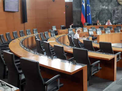 04.07.2025 - parlament,izredna seja DZ, prazni stoli poslanske skupine SDS, obstrukcijaFoto: Tomaž Skale